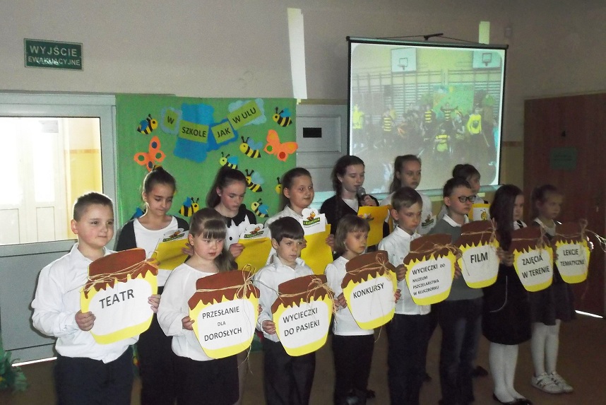 Działania projektu pt. W szkole jak w ulu zostały przedstawione przez uczniów Szkoły Podstawowej w Hanulinie podczas uroczystego apelu. Źródło: SP w Hanulinie.